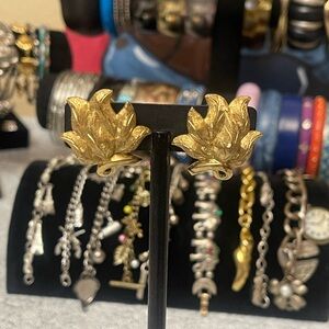 62 Vintage Monet Pat'd Gold Leaf Elegant Gold clip on Earrings
